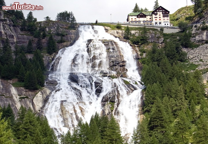 Cascata del Toce in Val Formazza, Piemonte - E' una delle cascate più alte delle Alpi, e in Italia è superata unicamente dalla Cascata delle Marmore, anche se quest'ultima conta di tre distinti salti. Il fiume Toce in Val Formazza si getta con una caduta di 143 metri ed un fronte di quasi 60 metri quando la cascata è a pieno regime. Ma come succede spesso sulle Alpi, i salti idraulici vengono sfruttati per la produzione di energia elettrica e quindi la cascata è visibile unicamente nei momenti programmati di rilascio, che avvengono di solito in estate, durante il periodo di vacanza. Da metà giugno a fine settembre circa il salto viene attivato i giorni feriali dalle 11:30 e alle 13:30, mentre le domeniche ed i festivi si può ammirare la cascata per sei ore, dalle 10 alle 16. Un momento particolare per ammirare questa cascata è la manifestazione Fiori di Fuoco, che si svolge tra fine lugio ed inizio agosto e consiste in uno spettacolo pirotecnico al di sopra del salto.