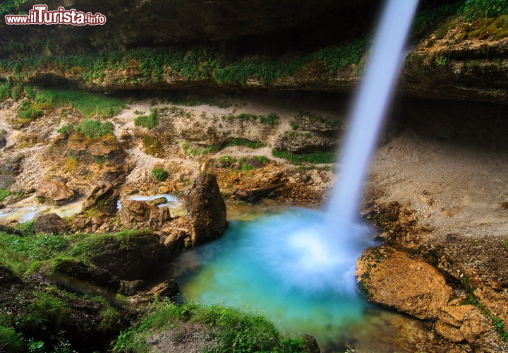 Cascate di Pericnik,  Parco Nazionale Triglav, Slovenia - Non distante dalla località turistica di Kranjska Gora, tra le montagne delle Alpi Giulie, troviamo queste famose cascate, costitute da due distinti salti: La cascata superiore possiede una caduta di circa 16 metri, mentre la cascata inferiore si tuffa da una altezza di 52 metri, per un dislivello totale di quasi 70 metri. La cascata si è formata alla fine dell'ultima glaciazioneed è una delle attrazioni più famose della Slovenia occidentale. Il periodo migliore per osservarle sono la fine della primavera e l'inizio dell'estate, quando alle piogge si somma il contributo della fusione delle nevi. Anche in inverno risultano però spettacolari, per l'abbondanza di stalattiti di ghiaccio, che rendono fiabesco il paesaggio  - © Santi Rodriguez / Shutterstock.com