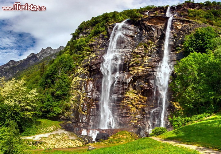 Cascate dell'Acquafraggia in Val Chiavenna,  Lombardia - E' una magnifica coppia di cascate, poco conosciuta. Si trovano a pochi km ad est di Chiavenna, prendendo la strada che conduce al Passo Maloja e la Svizzera: appena raggiunta la località di Borgonuovo si piega a sinistra in via S. Abbondio e tenendo la destra si raggiunge un parcheggio con ristorante. Da qui una breve passeggiata conduce alle cascate. Il doppio salto dà il meglio di sé in primavera ed in estate quando la portata delle cascate è la più elevata in assoluto, e la caduta lungo i 170 metri complessivi rompe l'acqua e la nebulizza, da cui il nome di acquafraggia, letteralmente l'acqua frantumata. Volendo, se non temete il fresddo, è anche possibile fare il bagno in una pozza, persino sotto il getto della cascata di destra, quella decisamente più abbordabile  - © Mayovskyy Andrew / Shutterstock.com