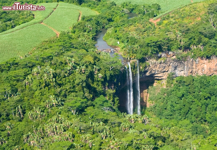 Cascate Chamarel, Mauritius - Se al mondo esiste un paradiso, l'isola di Mauritius è sicuramente una delle pretendenti più attrezzate a conseguirne il titolo. Tra i tanti luoghi indimenticabili dell'isola, sull'altopiano di Chamarel troviamo questa spettacolare cascata che si getta in un salto di 100 metri, in una cornice di vegetazione lussureggiante. Questa cascata da il meglio di se tra dicembre ed aprile, i 5 mesi più piovosi dell'anno, quando i due fiumi che l'alimentano, il St Denis e il Viande, presentano una portata significativa. Un promontorio offre una bella vista panoramica della cascata, ed è anche possibile scendere alla base, e fare un bagno  rinfrescante nella sottostante pozza.
