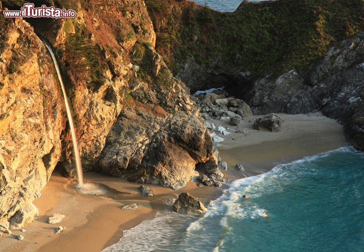 Cascate McWay, Big Sur California - Le McWay Falls sono delle fantastiche cascate alte circa 25 metri, ubicate sulla costa del cosiddetto “Big Sur”, il litorale della California a sud di Monterey ed a nord di Morro Bay. Si trovano nell'aerea protetta Julia Pfeiffer Burns State Park, e si possono vedere per tutto l'anno, quindi anche alla fine dell'estate, durante il periodo più secco. Sono formate dal McWay Creek che in pratica si tuffa con un salto che lo fa terminare direttamente in oceano. Il luogo migliore per fotografarlo è un sentiero che rimane alto sulla spiaggia e consente un magnifica vista della baia dalle acque verdi smeraldo. © nikhillimaye