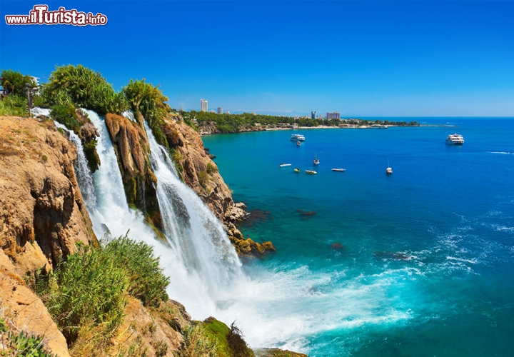 Cascate di Düden Antalya, Turchia - Il fiume Düden, in Turchia regala uno spettacolo straordinario a circa 12 km a sud-est di Antalya: si getta direttamente in mare, cosa piuttosto rara nel mondo. In realtà le cascate contano di due rami distinti: le cascate superiori e quelle inferiori, e sono quest'ultime, a qualche km di distanza delle prime, che si tuffano direttamente nelle acque del Mediterraneo, con un dislivello di circa 40 metri. Il salto è anche conosciuto con il nome di Cascata di Lara, il vicino sobborgo di Antalya. Il Düden è un fiume carsico, e cioè percorre parecchi chilometri in una galleria sotterranea. La zona delle cascate è adesso un parco naturale, ma per chi volesse ammirare al meglio queste cascate è consigliabile compiere una escursione in barca: dal mare si ha la visione più spettacolare delle uniche cascate direttamente in mare del Mediterraneo.