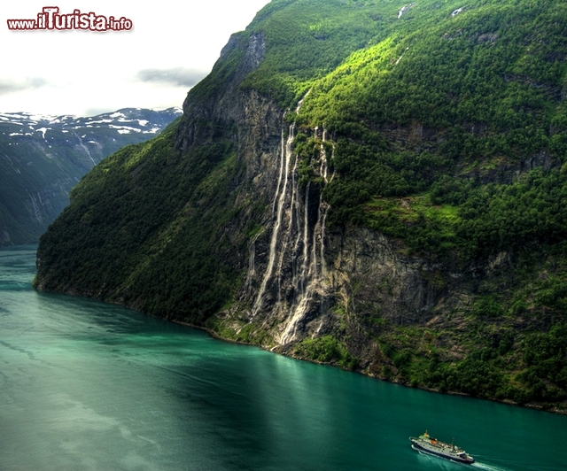 Cascate delle Sette Sorelle, Geirangerfjord, Norvegia - Che il numero sette abbia qualcosa di magico era chiaro: bastavano i colori dell'arcobaleno, le note musicali e un'infinità di simbologie mistiche a convincerci. La cascata delle Sette Sorelle (De syv søstrene) ribadisce l'incantesimo, con quei sette getti che corrono lungo il Geirangerfjord, il fiordo della Norvegia occidentale Patrimonio Mondiale dell'UNESCO. Gite in canoa e a cavallo, pesca sportiva e sci estivo sono solo alcune delle attività che si possono fare nei dintorni, nella contea di Møre og Romsdal, ma al cospetto della cascata non si sente il bisogno di tenersi occupati: le Sette Sorelle attirano tutta l'attenzione, come ricami argentei sulla parete rocciosa del fiordo, il più alto dei quali raggiunge i 250 metri.