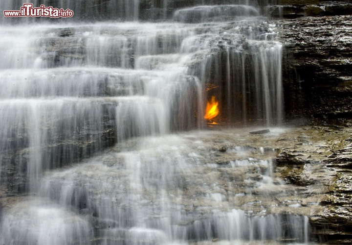 Eternal Flame falls, Shale Creek vicino a Buffalo, USA - Sono chiamate le cascate della fiamma perpetua, e in effetti la loro particolarità non sta nella bellezza del modesto salto, anche se fotogenico, ma per la presenza costante di una fiammella, nonostante l'ambiente sia piuttosto umido! La fiamma è dovuta alla fuoriscita di gas naturale tra le rocce, che è stato poi acceso da mano umana, ma in effetti da dove arrivi esatamente il gas non è ancora stato spiegato dai geologi.  Per alcuni si tratta di una fiamma che arde dal tempo dei primi indiani nativi, per altri invece la fiamma viene continuamente riaccesa dai turisti, dato che durante le portate d'acqua più forti, tenderebbe a spegnersi. Comunque sia, per vederla dovete recarvi nello Stato di New York, presso il Chestnut Ridge Park a sud di Buffalo - Cortesia foto Wikipedia commons, autore Mpmajewski