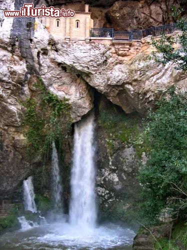 La cascata della Cueva Santa di Covadonga, Asturie (Spagna) - E' un luogo poco conosciuto dai turisti ma dal grande fascino: situato tra le montagne dei Picos de Europa, che si estende al confine delle Asturie con la Cantabria, il vilaggio di Covadonga vanta uno dei santuari più importanti della Spagna. Fu qui che nel 722 dopo Cristo, l'esercito dei Cristiani sconfisse per la prima volta i Mori, iniziando di fatto la Reconquista della penisola Iberica. Secondo la leggenda qui la Madonna (una Madonna nera) fece un apparizione ai soldati cristiani, prima della battaglia. La cascata sembra precipitare da sotto il santuario, ed è molto evidente a primavera, con lo scioglimento delle nevi invernali. Una leggenda dice che lanciando una monetina dal monastero, dentro al sottostante lago , i desideri possono avverarsi! Esiste anche una fontana, detta dei sette cani, indicata alle ragazze in cerca di marito. E' certo questa una nota di folclore in più,  di cui questo luogo magnifico, però, non avrebbe certo bisogno.