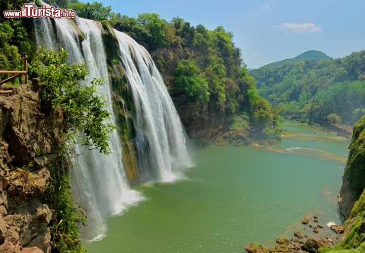 Le Cascate Huang Guo Shu,  in Cina - Indicate anche come Huangguoshu Falls, sono  tra le più importanti cascate di tutta la CIna. Sono create dal fiume Baishui River un affluente del Fiume Azzurro (Yangtze), che rimane nel sud del Paese, a circa 300 km in linea d'aria con il confine con il Vietnam. Il suo salto principale si getta da una altezza di quasi 79 metri e per un fronte di oltre 100 metri. Possono essere ammirate da vari punti di vista panoramici, con prospettive interessanti anche su alcuni salti minori, ma non per questo meno spettacolari, grazie alla notevole portata d'acqua. Inoltre è anche possibile visitare una grotta, chiamata Shuiliandong, che possiede una lunghezza di circa 130 metri e che si trova proprio alle spalle della cortina d'acqua della cascata - © youngzg / Shutterstock.com