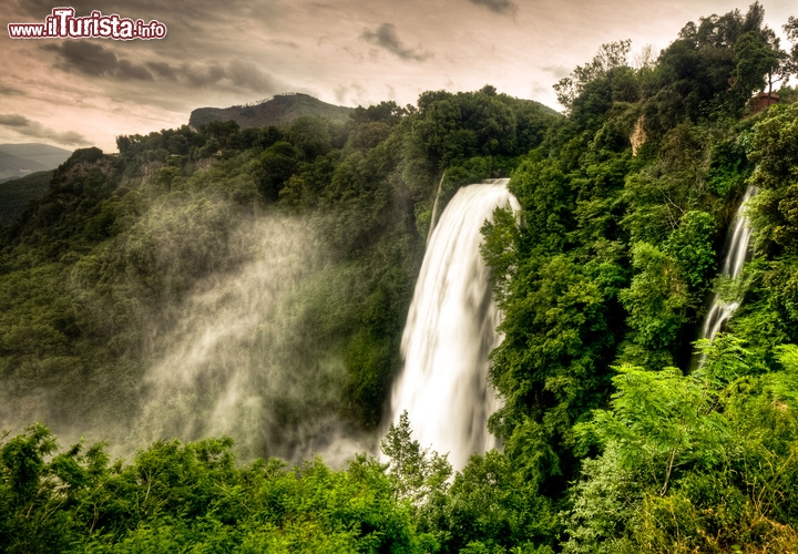 Cascata delle Marmore, Umbria, Italia - E' la cascata italiana più alta, con un dislivello totale di 165 metri, superato con tre salti in successione. In realtà è stata una delle prime cascate artificiali della storia: furono i Romani, per risolvere dei problemi di deflusso acque, a deviare nel 271 a. C. il corso del fiumo Velino, allora stagnanante, facendolo gettare nella Nera uno dei affluenti del Tevere. Le acque della cascata vicino a Terni vegono ora utilizzate a scopi idroelettrici, ma ad orari programmati, per i turisti, i tre salti vengono riattivati per due volte durante il giorno, e per tempo più lungo durante i week-end. Circondate da un magnifico parco, ci sono vari punti di osservazione, e sono una classica meta delle gite fuori porta degli abitanti di Lazio, Umbria e Toscana.