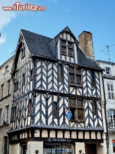Casa nel centro storico de La Rochelle: si tratta di una Maison a colombages, cioè una casa con intelaiatura a traliccio, tipica di alcune regioni della Francia