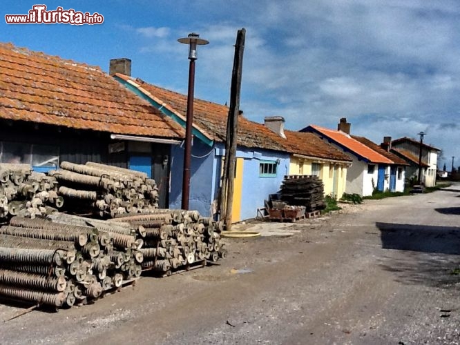 Cabine degli allevatori/pescatori di ostriche a Marennes: il vecchio borgo di Marennes è uno spaccato ancora vivido della dura vita dei pescatori della zona, e possiede il fascino dei luoghi di confine, dove sole, pioggia, vento e mare scandiscono  le giornate in modo continuo ed inesorabile.