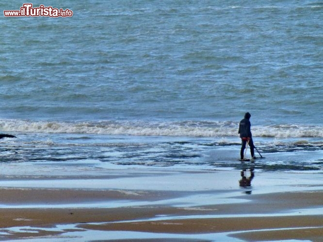 Cercatore di tesori con metal detector Ile de Oleron: sulle coste sabbiose dell'oceano, si incontrano spesso i cercatori di piccoli prezioni trasportati dal mare. E' bene fare attenzione, durante la bassa marea, al fenomeno delle sabbie mobili.