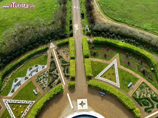 I giardini del faro di Chassiron: il fafo è conosciuto anche per i sui giardini che formano una corona circolare intorno all'edificio. Il biglietto di ingresso è pari a 2 euro.