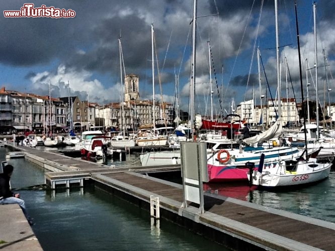  La marina del Porto de la Rochelle: è il luogo giusto se volete mangiare un buon piatto di pesce, grazie a i numerosi ristoranti che s'affacciano sulle rive del vecchio porto.