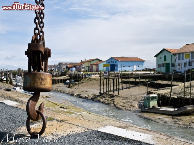 Marennes canale barche cabine nel porto delle ostriche: le modeste abitazioni, in alcune delle quali vivono tutt'ora i lavoratori di questa secolare attività, sono una attrazione ulteriore. Costruite in legno spesso presentano calde tinte a pastello, ideale per delle belle fotografie.