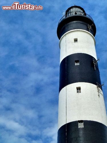 Phare de Chassiron: originariamente il faro era dipinto di bianco, poi per la confusione che si generava con il secondo faro di La Rochelle, fu deciso di aggiungere tre righe dipinte in nero, per distenguerlo dal Faro delle Balene.