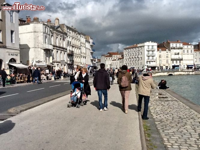 Il lungomare de La Rochelle: chi viene a vedere il vecchio porto de la Rochelle non può esimersi da una bella passeggiata su lungomare, su cui si aprono molti ristoranti, specializzati in massima parte in cucina di pesce e che offrono le famose ostriche della vicina Marennes