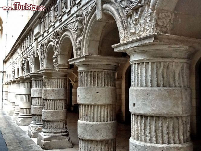  Dettaglio del Municipio de La Rochelle: l'Hotel de Ville possiede un famoso muro di cinta gotico, ed è ricco di pregevoli dettagli architettonici.