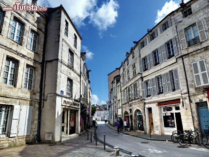 Rochelle, via del centro storico: le pietre bianche del centro rendono luminoso e spettacolare il centro de La Rochelle