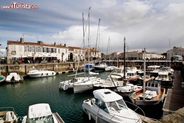 La marina del borgo di Saint Martin en Ré: d'estate il porto si riempie di barche, e St. Martin si trasforma in una vivace località balneare dell'Isola del Ré.