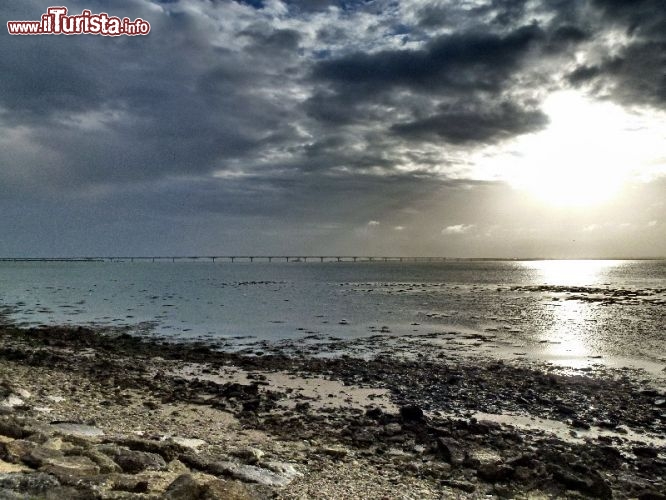 Spiaggia di St trojan-les-Bains: affacciandosi ad est,  offre magnifiche viste all'alba, in questo caso si nota il lungo ponte che congiunge l'isola di Oleron con la terraferma. Lungo oltre 3 km è il ponte più lungo di Francia.