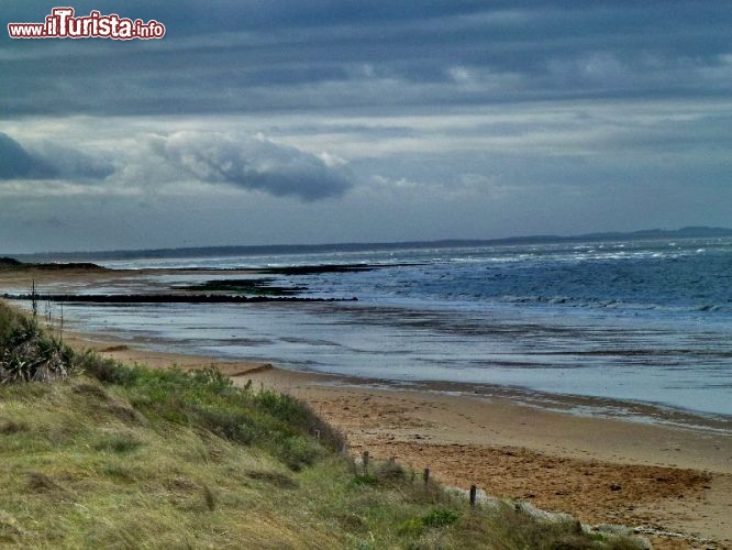 Spiaggia oceanica isola di Oleron: l'isola è la più estesa della Francia occidentale, detiene una superficie di 175 chilometri quadrati. La sua morfologiaè decisamente piatta, ed è spesso sferzata da venti intensi dall'oceano.