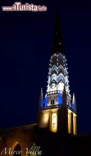 Ars en re, la Chiesa Saint Etienne di notte: il campanile di questa chiesa è dipinto volutamente in due tonalità, chiara e scura, per renderlo meglio visibile per chi viaggia in mare.