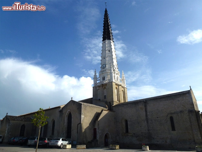 Ars en Re e la strana forma del campanile della Chiesa Saint Etienne, da lontano assomiglia ad un razzo pronto per la Luna