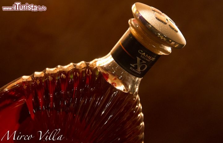 Una bottiglia di Cognac nella distilleria Camus - Il cognac è un classico dopo cena, e di solito viene abbinato ad un buon caffè. Anche per questo motivo la famiglia Camus ha sviluppato una produzione anche di miscele di caffè, tutte 100% arabica, per offrire anche l'eccellenza nella degustazione del caffè, che accompagnerà il vostro cognac.