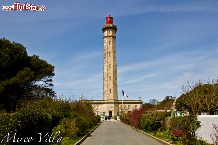 Faro delle balene, St Clement des Baleines: sulla punta nord-occidentale dell'Ile de Ré si trova uno dei due fari di la Rochelle. Il faro delle Balene si può visitare, e dalla sua cima offre panorami mozzafiato. Il secondo faro si trova sull'isola di Oleron, ed è il faro di Chassiron