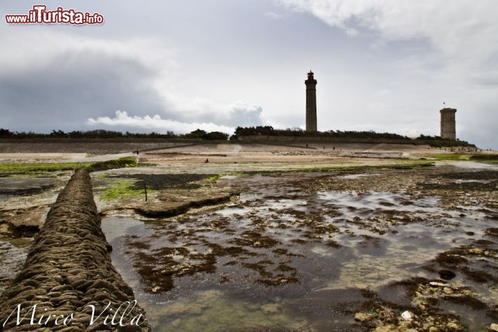 Ile de Re, Phare des Baleines: in questa immagine il faro è visto dal mare, durante la  bassa marea. Quando il livello dell'oceano è basso il paesaggio si accende di colori, ed è il momento migliore per chi vuole fare delle fotografie