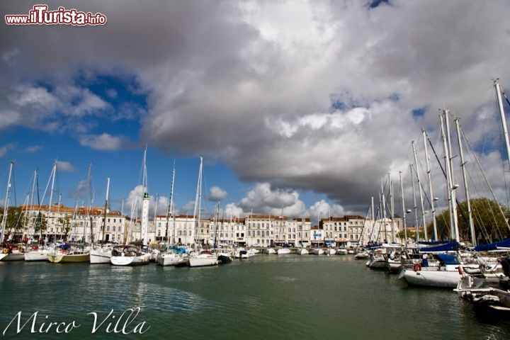 La rochelle barche nel Vieux Port: la marina de La Rochelle è famosa in tutta la Francia. E' un approdo sicuro anche grazie alla presenza delle isole di Olerone e del Ré che offrono una protezione aggiuntiva alle tempeste dell'Oceano Atlantico.