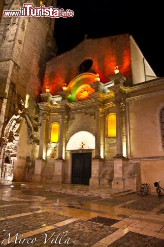 La Rochelle, chiesa illuminata: passeggiare di notte nella città costiera, del Poitou-Charentes consente di ammirare notevoli scorci, impreziositi da una illuminazione studiata oper valorizzare il patrimonio artistico della città.