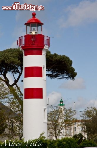 La Rochelle fari del porto vecchio: il vecchio porto de La Rochelle è protetto da due imponenti torri in muratura, ma ovviamente è servito da alcuni fari che indicano l'ingresso alla Marina. Più lontano ci sono due gradi fari, sull'Isola di Oleron il faro di Chassiron, e sull'Isola del Ré il faro delle Balene.