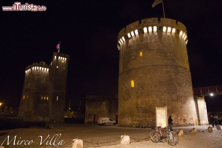 La Rochelle torre Saint Nicolas by night: è il bastione più imponente del Vieux Port, una delle attrazioni più fotografate di tutta la città costiera del Poitou-Charentes