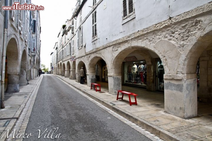 La Rochelle, i portici: questa città del  Poitou-Charentes è piacevole da visitare a piedi. Pulita, elegante, il centro storico si sviluppa attorno al vecchio porto ed  offre molti spunti per delle belle fotografie.