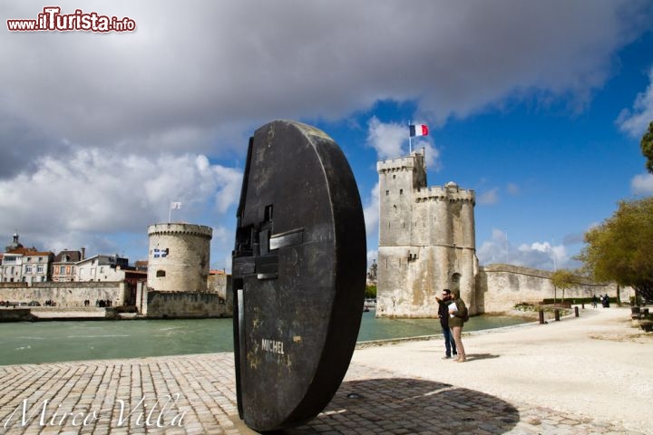 La Rochelle porto Vecchio torri: la torre della Catena e la Torre di San Nicola sono le architetture più importanti che accolgono i visitatori che arrivano dal mare.