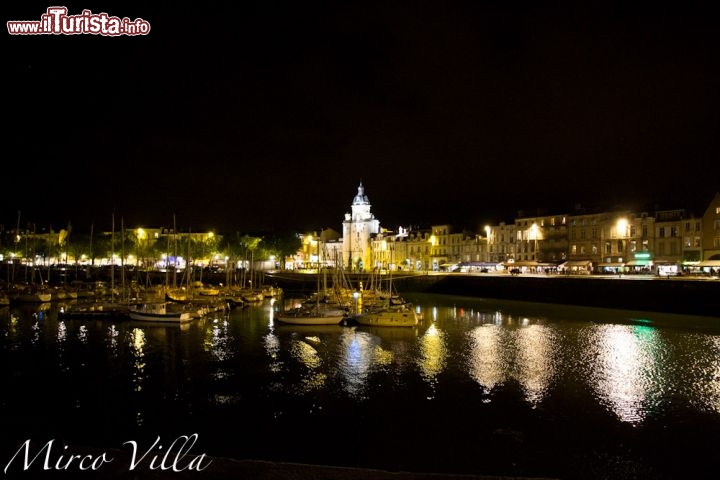 La rochelle porto di notte: Le Vieux Port risulta particolarmente fotogenico durante le ore serali, quando le luci della baia si rifettono sulle acque calme della Marina.