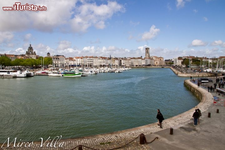 Il Porto Vecchio de La rochelle : è il luogo più fotografato di La Rochelle, ed attorno alla marina si godono le viste migliori della città, oltre che trovarsi qui i suoi migliori ristoranti di pesce. Inconfondibile la forma della Tour Saint Nicolas 