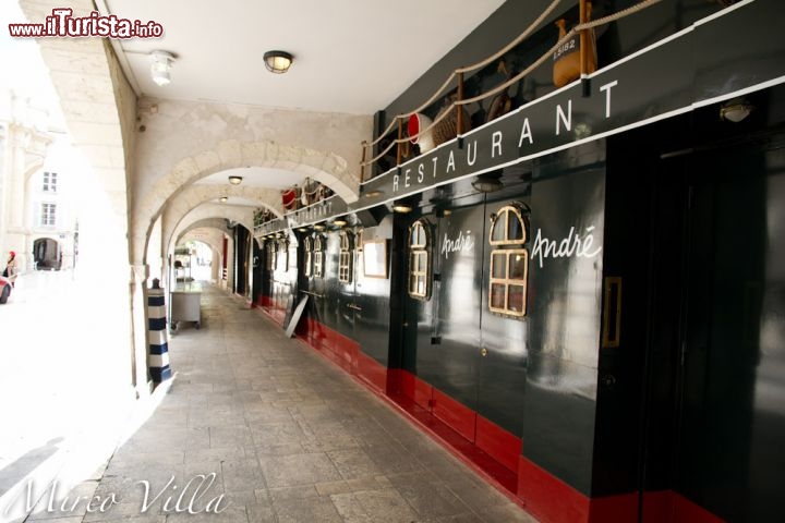 La Rochelle, tipico ristorante di pesce: intorno al Vieux Port, il porto vecchio, si trovano ottimi ristoranti di pesce, dove anche poter gustare specialità classiche della zona, come le ostriche di Marennes