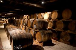 A Cognac, botti dell'acquavite - la Distilleria ...