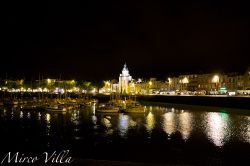 La rochelle porto di notte: Le Vieux Port risulta ...