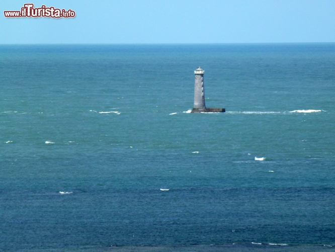 Piccolo faro davanti Phare des baleine, solitudine e oceano