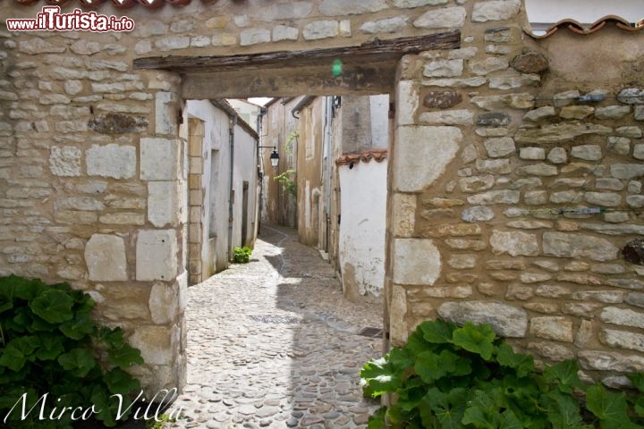 Piccoli viottoli nel villaggio di Saint martin en Ré:  St. Martin fu fortificata per volere del Cardinale Richelieu, durante la Guerre di Religione Francesi, che videro la contrapposizione di questo feudo cattolico contro La Rochelle che parteggiava per il protestantesimo.