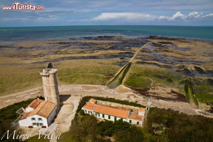 Vista dal faro delle balene, ile de Re: la bassa marea ritorna all'incirca ogni 12 ore, in funzione della posizione della luna in cielo. Come regola potete tenere che luna non visibile o alta nel cielo equivale da alta marea, luna all'orizzonte corrisponde all'incirca al momento della bassa marea. Negli uffici del turismo è possibile trovare gli orari precisi delle maree. Per vedere il panorama dal Phare des Baleines scegliete per l'appunto una fase di bassa marea.