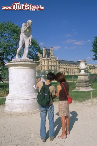 Immagine Jardin des Tuileries Louvre sullo sfondo