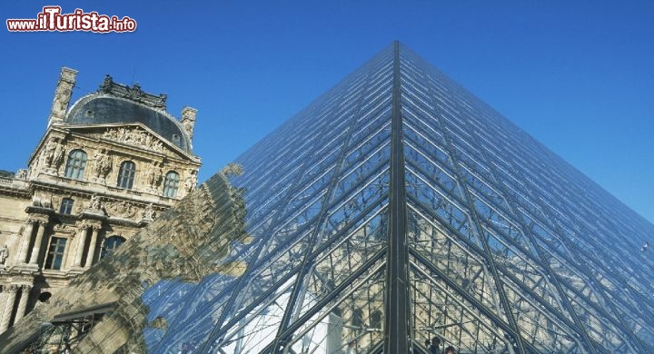 Immagine Piramide del Louvre a Parigi