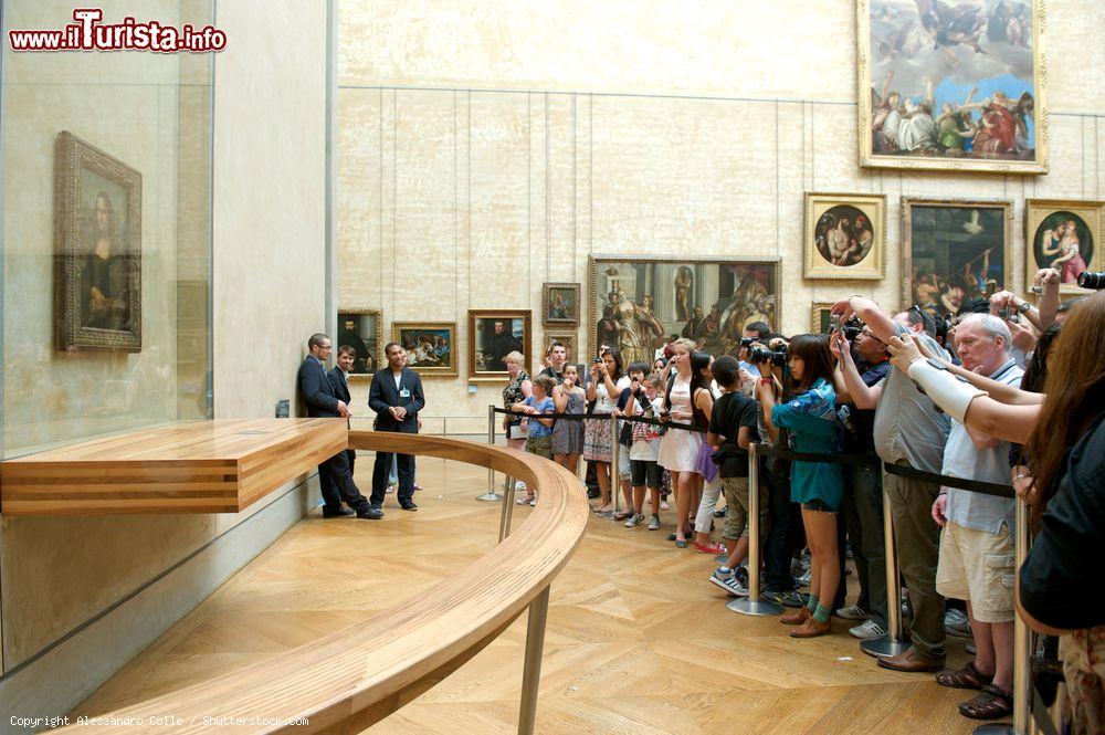 Immagine Folla di turisti davanti alla Gioconda di Leonardo. Il Louvre è il museo più visitato del mondo  - © Alessandro Colle / Shutterstock.com