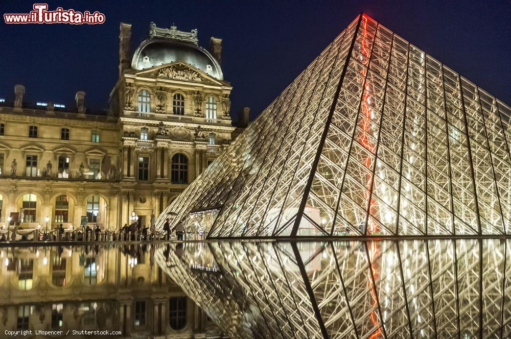 Immagine Fotografia notturna della Piramide del Louvre a Parigi - © LMspencer / Shutterstock.com