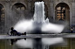 Ciclista si riposa alla fontana davanti Museo ...