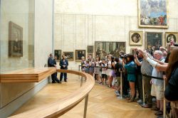 Folla di turisti davanti alla Gioconda di Leonardo. ...