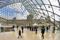 Turisti dentro la Piramide del Louvre a Parigi ...